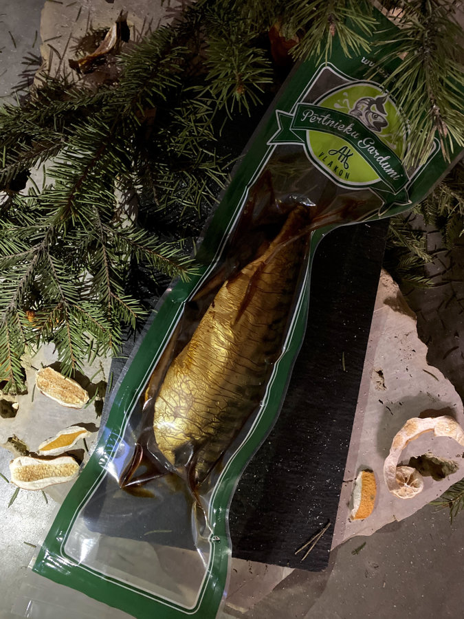 Karsti kūpināta makrele ar žāvētām plūmēm